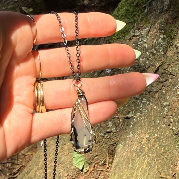 Jewelry - banded  cream & black  Agate necklace